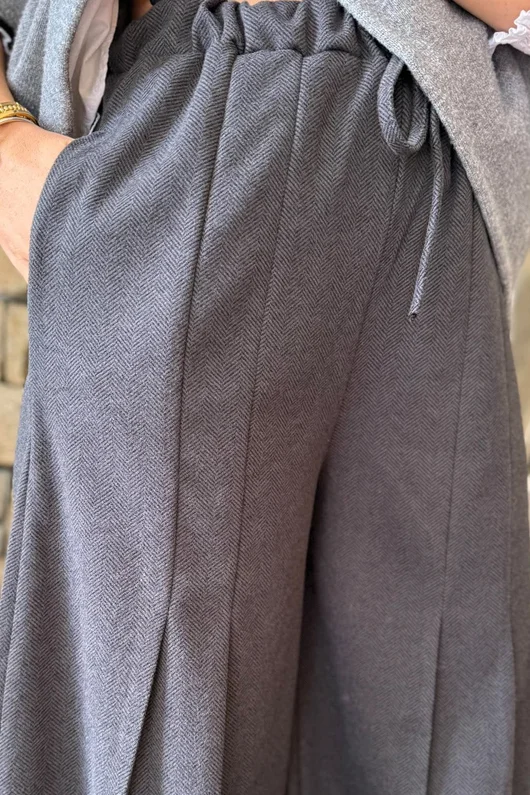 Oxford Stretch Herringbone Box Pleat Pant Charcoal